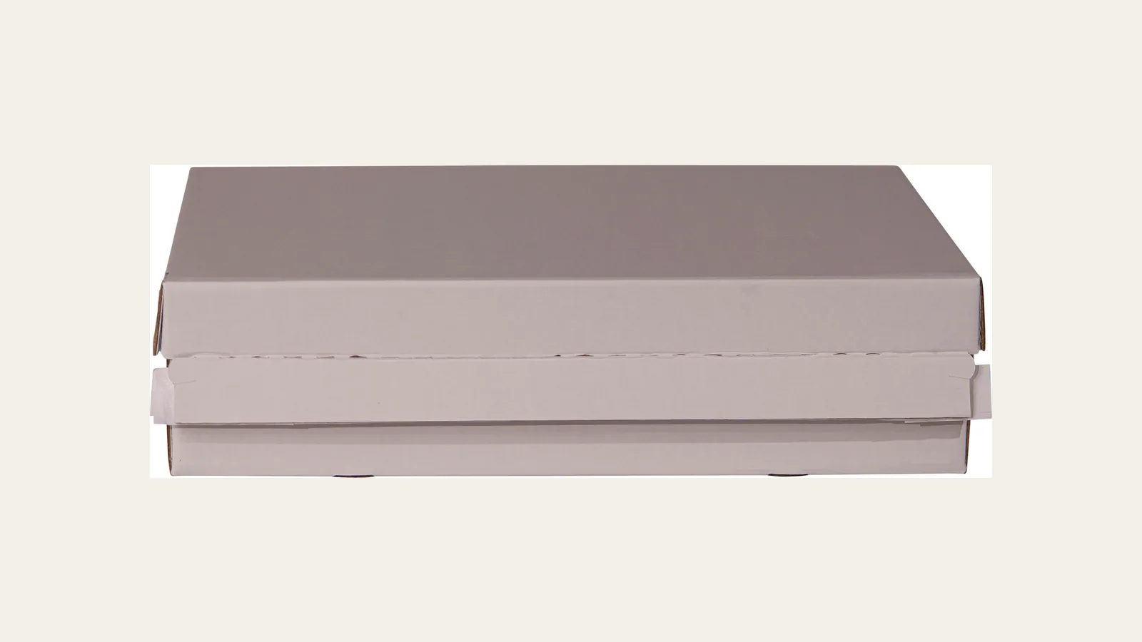 Productfoto van een verzenddoos 430×310×120 mm wit van packCHAMPION op een lichte achtergrond.