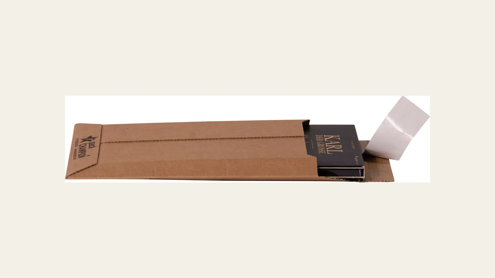 Productfoto van een verzendenvelop 150×250×50 mm bruin van packCHAMPION op een lichte achtergrond.